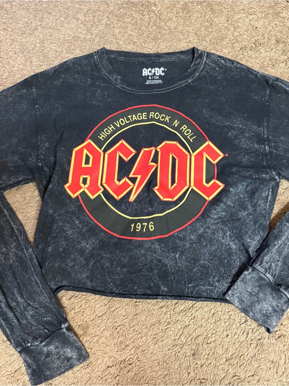 Women’s Small Cropped AC/DC Long Sleeve Cropped Band Tee